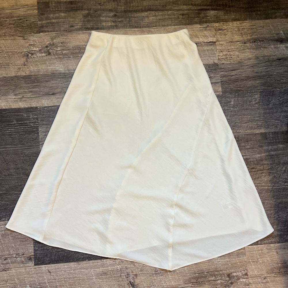 2 women’s midi-skirts black and white